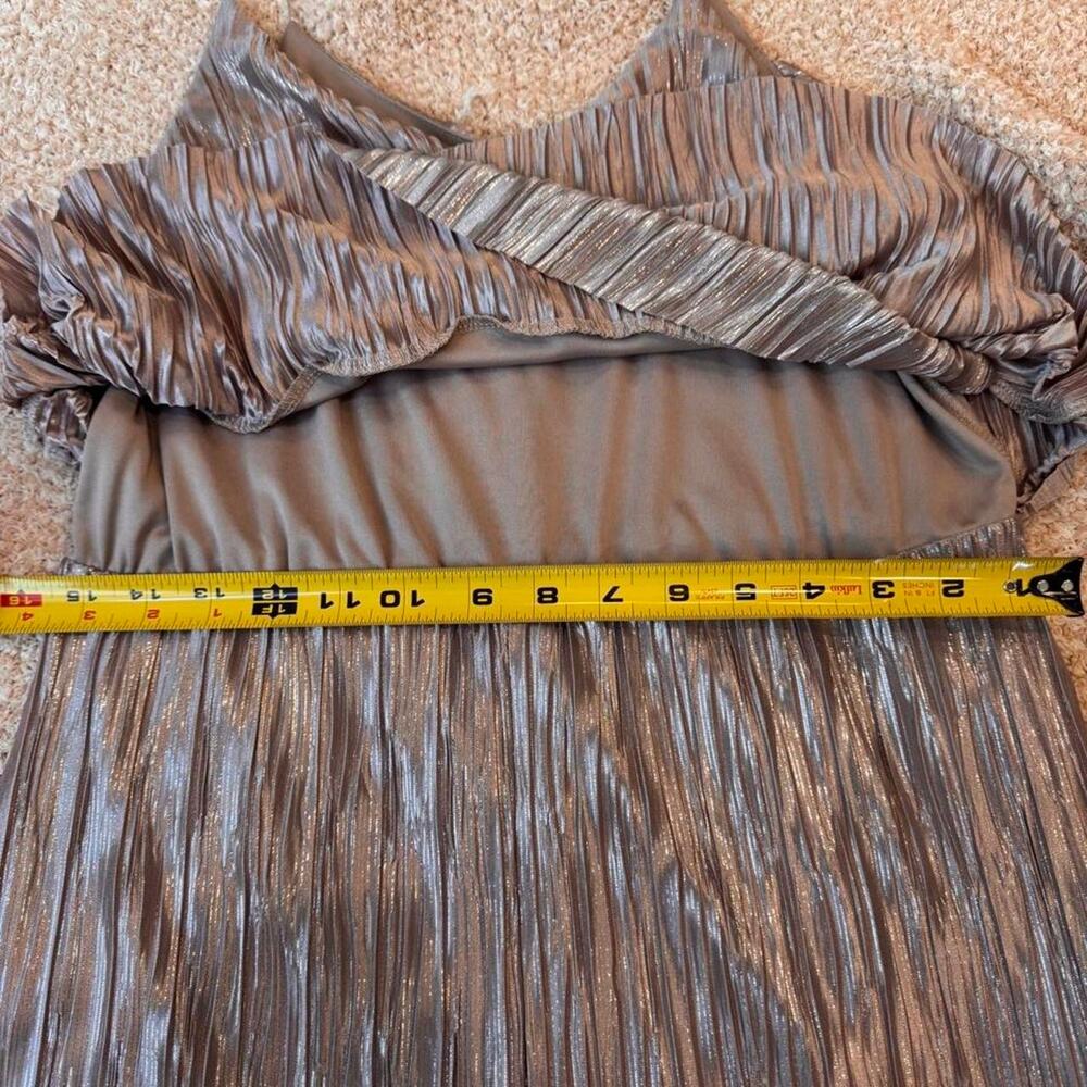 Chic shimmery champagne metallic pleated romper - Picture 4 of 8